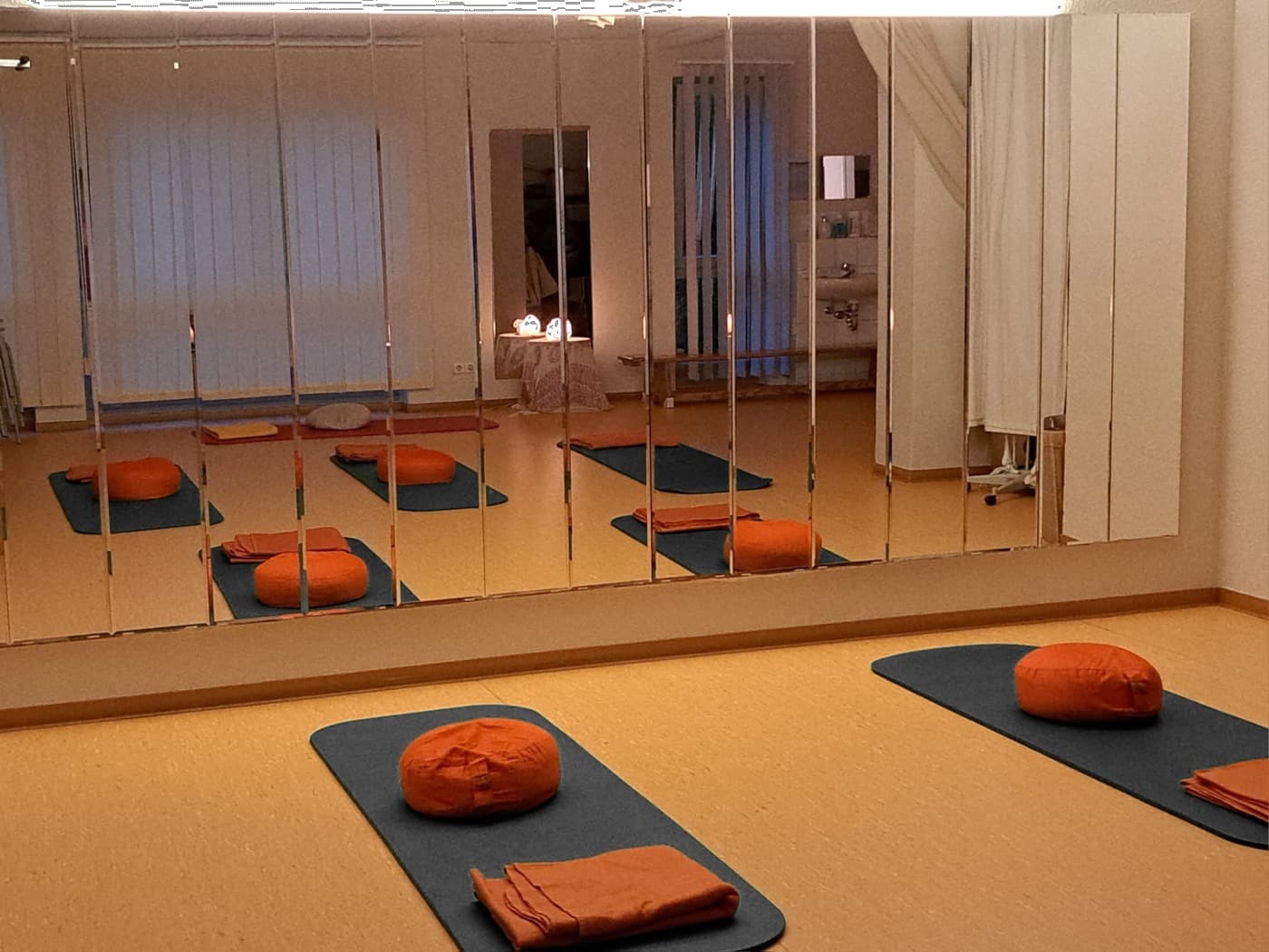 Gymnastiksaal mit Matten und Sitzkissen für Kurse